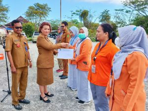 Kadinkes PPU Pimpin Apel Pagi di RSUD Ratu Aji Putri Botung, Sampaikan Sosialisasi Kewaspadaan Covid-19 dan Serahkan SK Kenaikan Pangkat